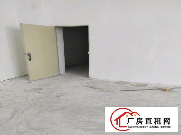 交通便利，有大型商场，地铁口