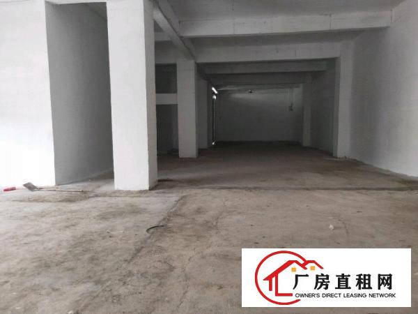  交通便利，有大型商场，地铁口