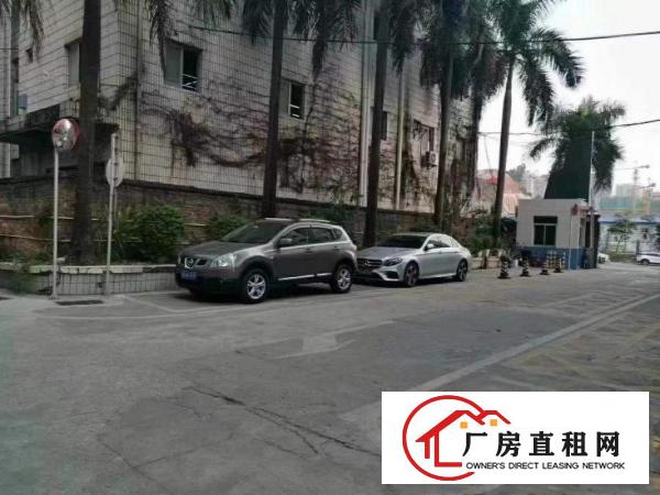  房子位于吉华路旁，一楼920平，层高5米，好进车，合同3