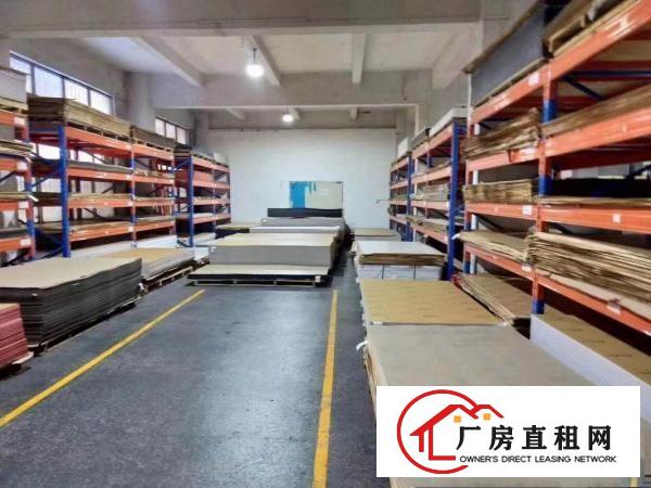  房子位于吉华路旁，一楼920平，层高5米，好进车，合同3