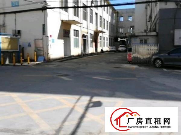  平湖主干道旁大院标准厂房一楼1300平可分租