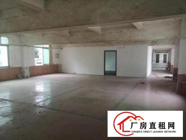  厂房三楼带工业电梯。