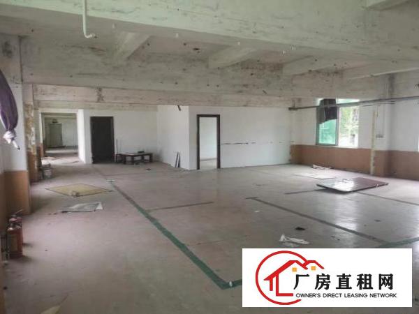  厂房三楼带工业电梯。