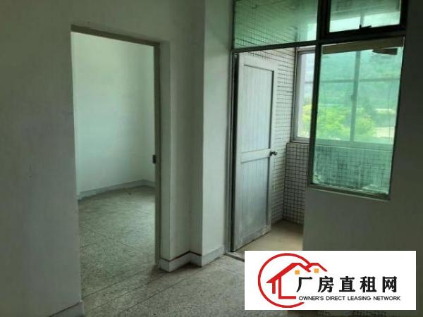  该厂房可做仓库办公，交通方便，环境优美，安静！中介勿扰