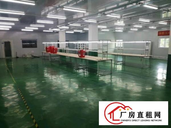  不用装修，里面有空调，操作台，办公室里有沙发，办公桌，办公椅