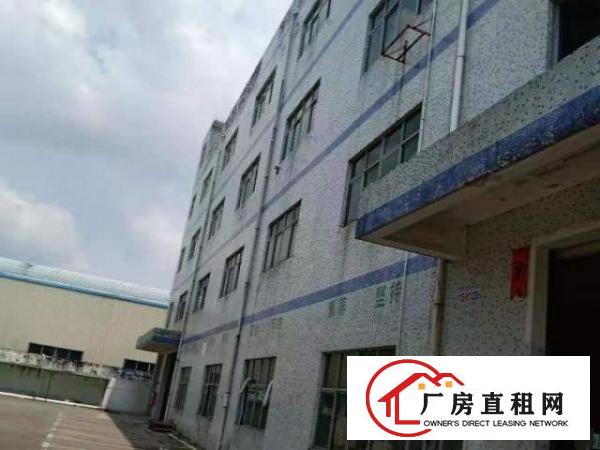  坪山坑梓新出带装修三楼整层厂房800平，配套齐全，空地大！！