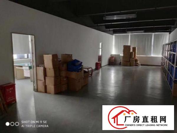  龙华龙胜地铁站边楼上1100平送五装修的办公电商户型