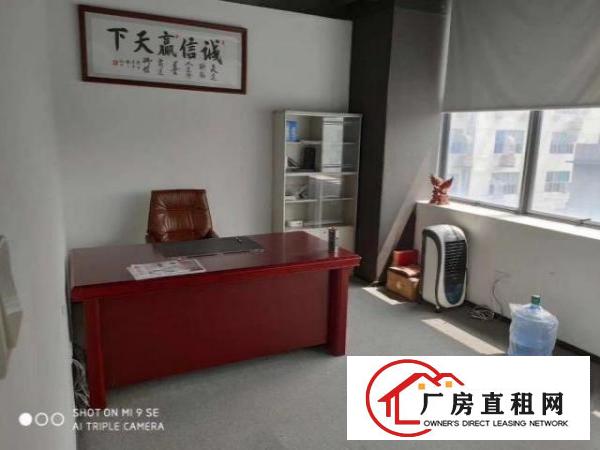  龙华龙胜地铁站边楼上1100平送五装修的办公电商户型