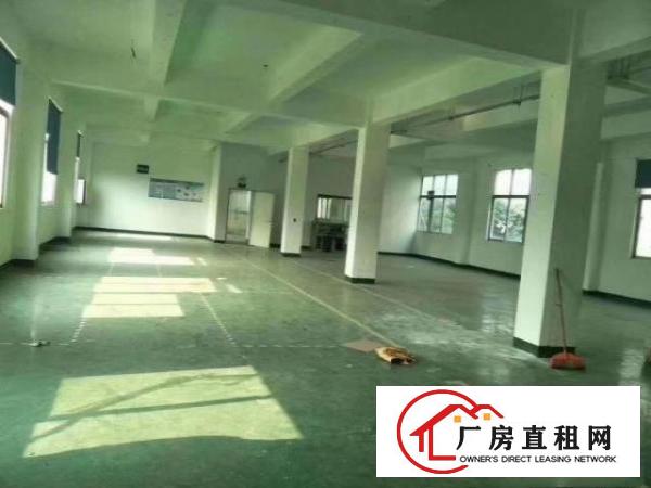  观澜龙华，主干道旁楼上600平带装修厂房出租，租金18元。