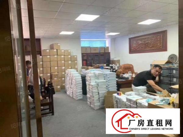  观澜楼上400平方办公室仓库齐全，水电到位，月底空出。