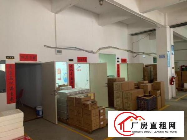  三楼位置，自带四间装修办公室，水电齐全，A级防火门标准