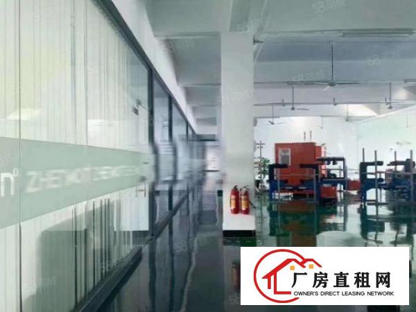  福永桥头地铁新出重工厂房楼上1590平精装出租
