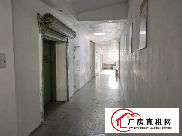  二楼有吊机口，周围环境良好