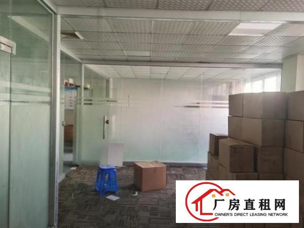  二楼有吊机口，周围环境良好