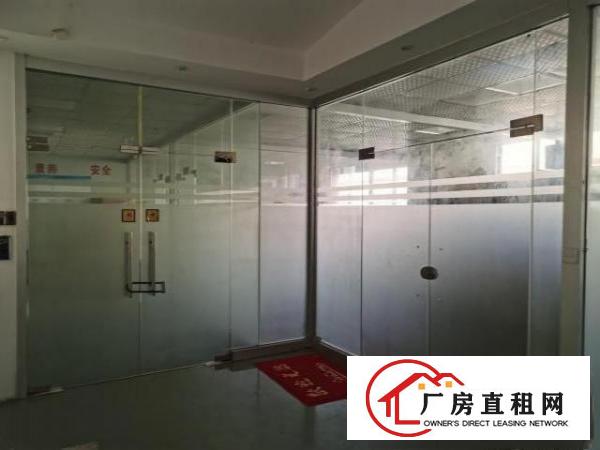  二楼有吊机口，周围环境良好