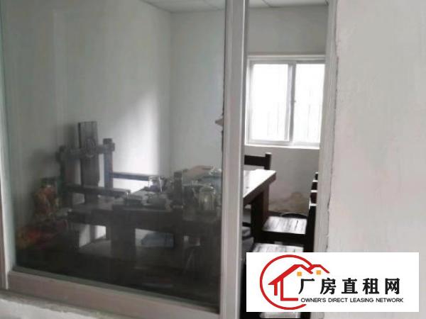  业主一楼300平米厂房带装修超低价出租，水电齐全