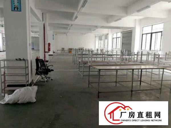  石岩上排三楼550平米带装修厂房出租，水电齐全光线充足