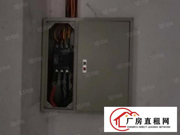  长安新安新空出三楼850平米，有现成办公室装修，主线到车间