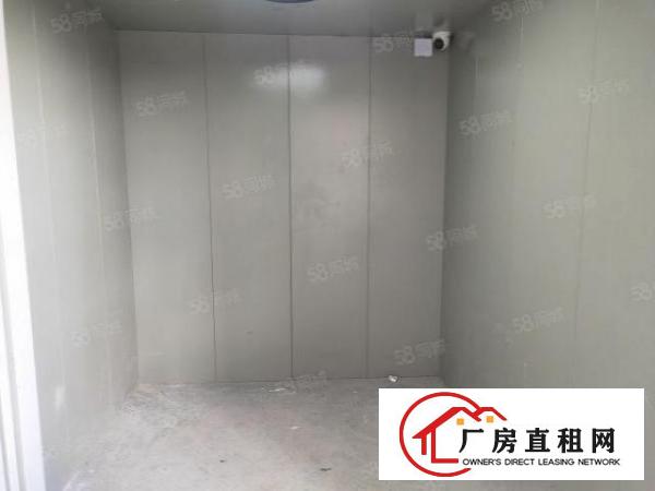  街口，新安医院旁边。楼上厂房大小分租