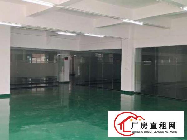 精装修厂房现成的一间办公室有吊顶地坪漆水电齐全，主线到位。