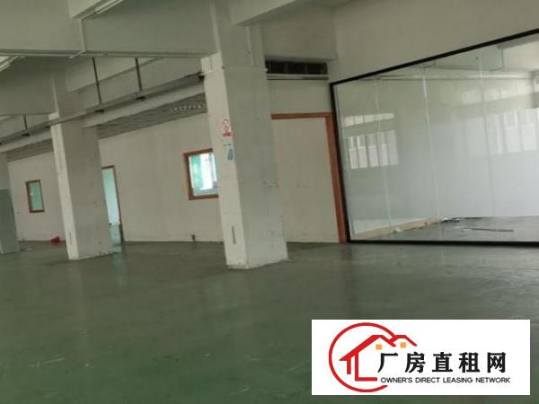  三楼一层1500平，一楼700平。地理位置极优，房租便宜。