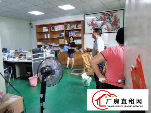  刚刚新出东城一楼900平跟二楼420平，带装修，水电办公室全