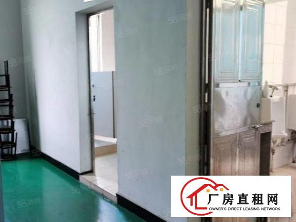  刚刚新出东城一楼900平跟二楼420平，带装修，水电办公室全