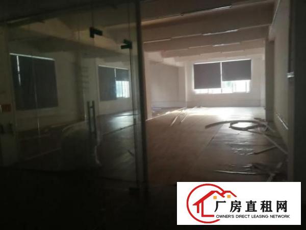  1200㎡，现成装修办公室，水电到位，门口空地，交通便利