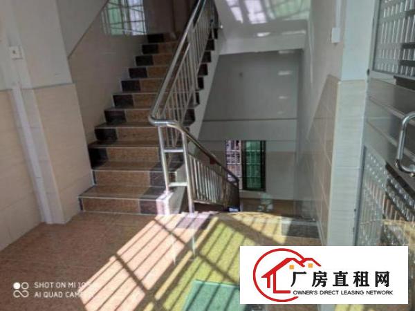  精装修，有现成的办公室，外面面积大。采光好