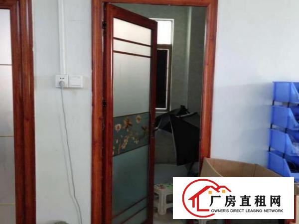  精装修，有现成的办公室，外面面积大。采光好