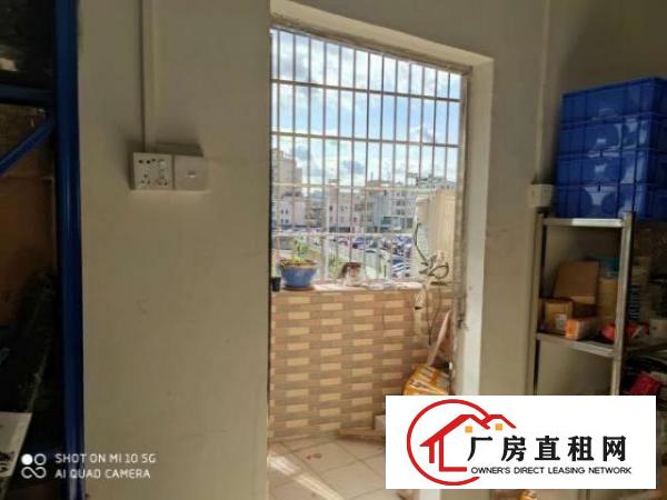  精装修，有现成的办公室，外面面积大。采光好