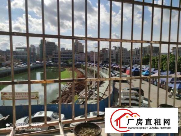  精装修，有现成的办公室，外面面积大。采光好
