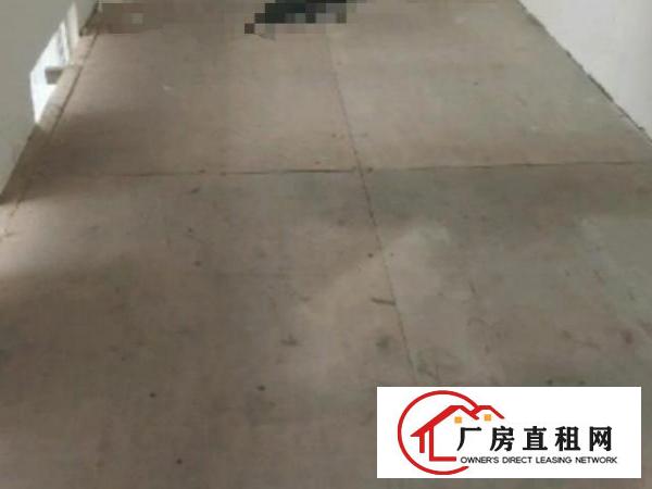  路边一楼固定车位空间高5.5米