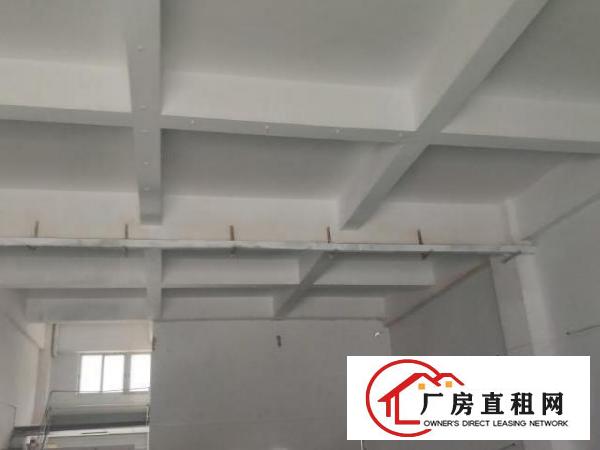  路边一楼固定车位空间高5.5米