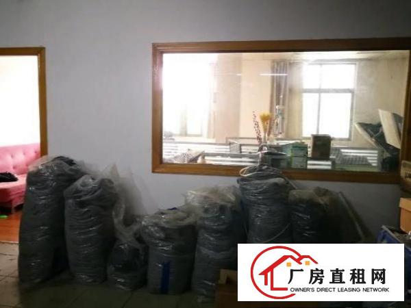  房东直租，没有中介，在路边上，好停车，不花一分钱的装修就可