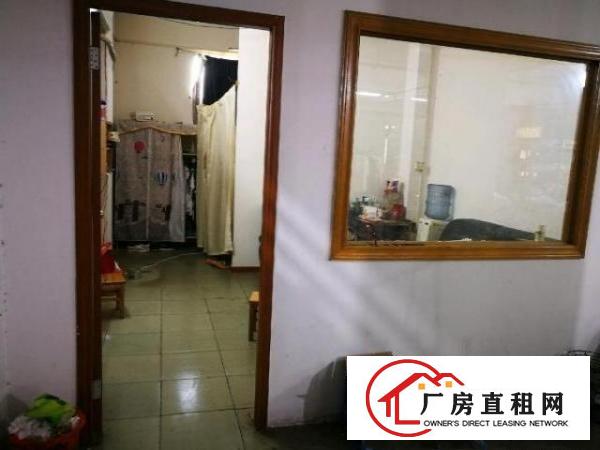  房东直租，没有中介，在路边上，好停车，不花一分钱的装修就可