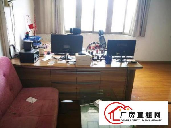  房东直租，没有中介，在路边上，好停车，不花一分钱的装修就可