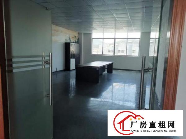  黄江临深片区现成装修办公室水电齐全，园区空地大，标准货梯。