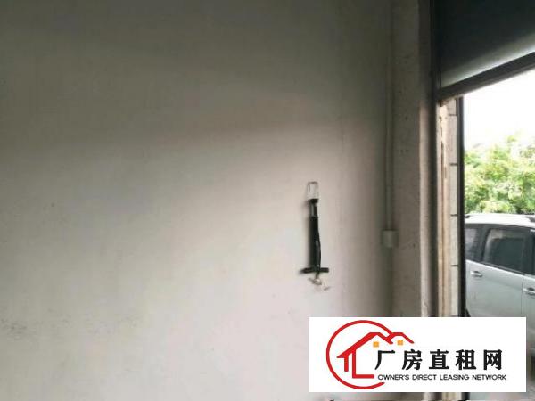  一楼，靠近大马路，停车方便，可过大货车。