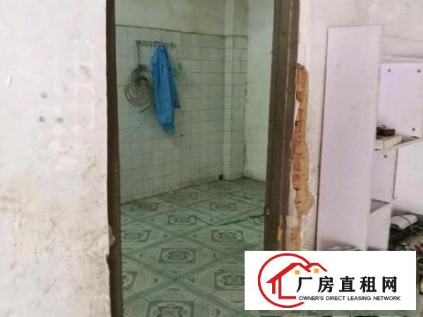  一楼，靠近大马路，停车方便，可过大货车。