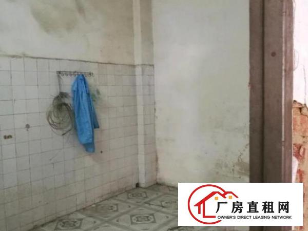  一楼，靠近大马路，停车方便，可过大货车。