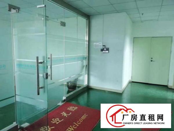  带现成前台办公室地坪漆流水线厂房出租楼上800平在凤岗