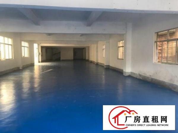  镇中心楼上厂房100一500平方，全新地坪漆，水电齐全