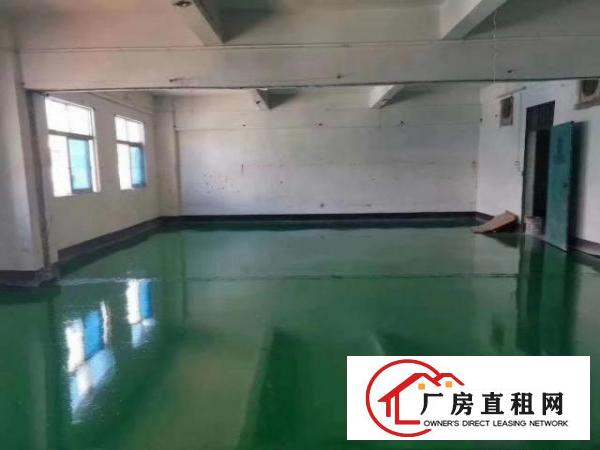  镇中心楼上厂房100一500平方，全新地坪漆，水电齐全