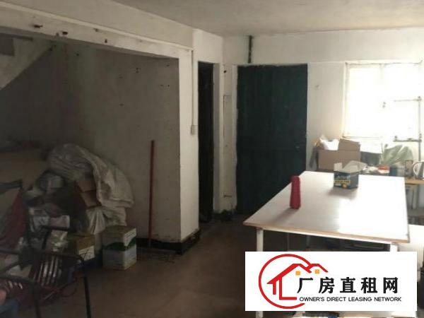  交通便利停车方便，两层，二楼二房一厅