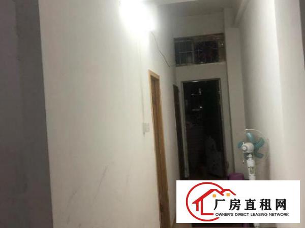  交通便利停车方便，两层，二楼二房一厅