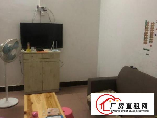  交通便利停车方便，两层，二楼二房一厅