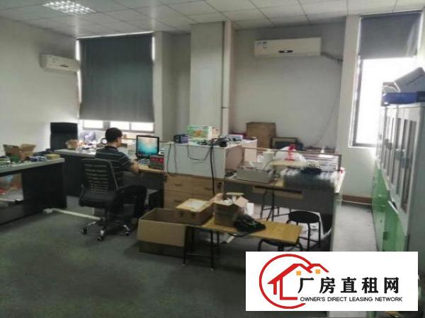  出租东坑镇东坑城区300平方精装修厂房，马路边带办公室阁楼。