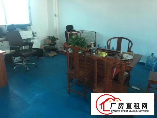  一楼厂房，带全套办公家具，新装修不满5个月，无中介费