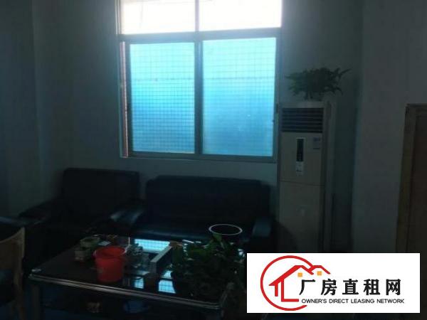  一楼厂房，带全套办公家具，新装修不满5个月，无中介费